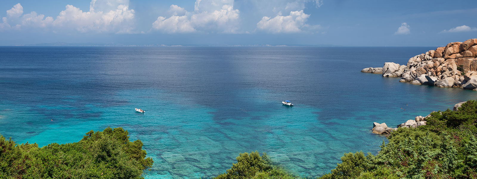 Bucht mit Strand auf Sardinien